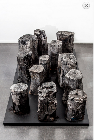 Fondazione Mudima, Milano, Maggio 2015, K. Narita - Sumi, 1969/1987, legno bruciato, 150x350x84 cm. © Foto di Fabio Mantegna per Fondazione Mudima