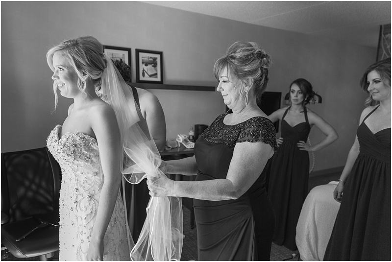 timeless-grosse-pointe-academy-wedding-photos-in-grosse-pointe-mi-by-courtney-carolyn-photography_0013.jpg