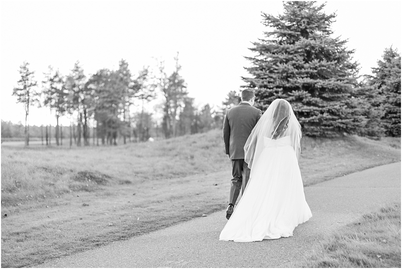 fall-port-huron-mi-wedding-photos-at-solitude-links-golf-course-by-courtney-carolyn-photography_0077.jpg