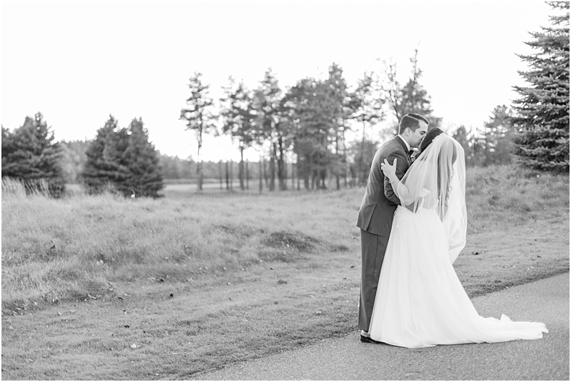 fall-port-huron-mi-wedding-photos-at-solitude-links-golf-course-by-courtney-carolyn-photography_0111.jpg