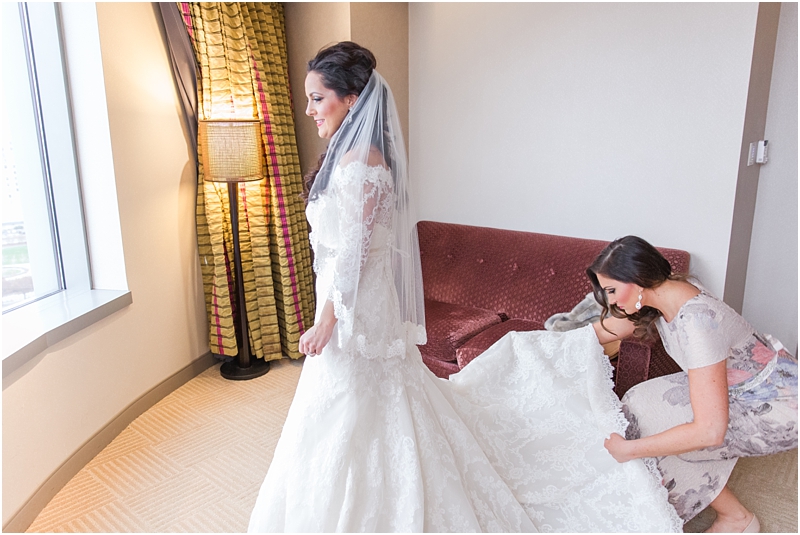 elegant-classic-wedding-photos-in-detroit-mi-at-the-colony-club-detroit-institute-of-arts-the-most-blessed-sacrament-by-courtney-carolyn-photography_0030.jpg