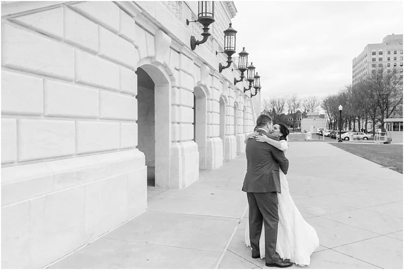 elegant-classic-wedding-photos-in-detroit-mi-at-the-colony-club-detroit-institute-of-arts-the-most-blessed-sacrament-by-courtney-carolyn-photography_0038.jpg
