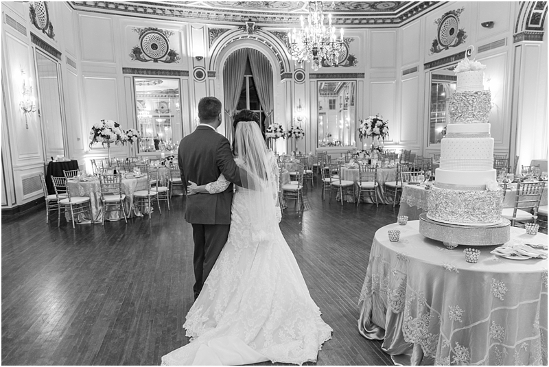 elegant-classic-wedding-photos-in-detroit-mi-at-the-colony-club-detroit-institute-of-arts-the-most-blessed-sacrament-by-courtney-carolyn-photography_0121.jpg