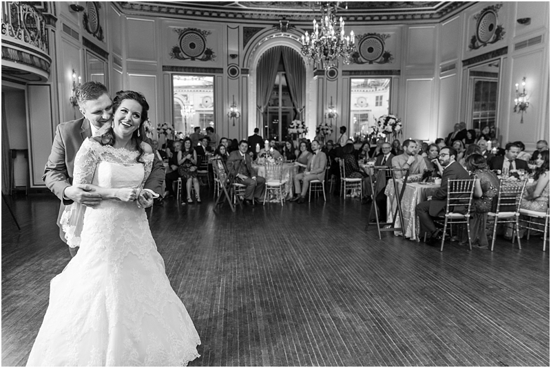 elegant-classic-wedding-photos-in-detroit-mi-at-the-colony-club-detroit-institute-of-arts-the-most-blessed-sacrament-by-courtney-carolyn-photography_0131.jpg