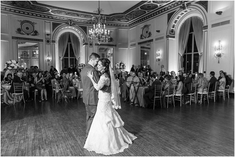 elegant-classic-wedding-photos-in-detroit-mi-at-the-colony-club-detroit-institute-of-arts-the-most-blessed-sacrament-by-courtney-carolyn-photography_0134.jpg
