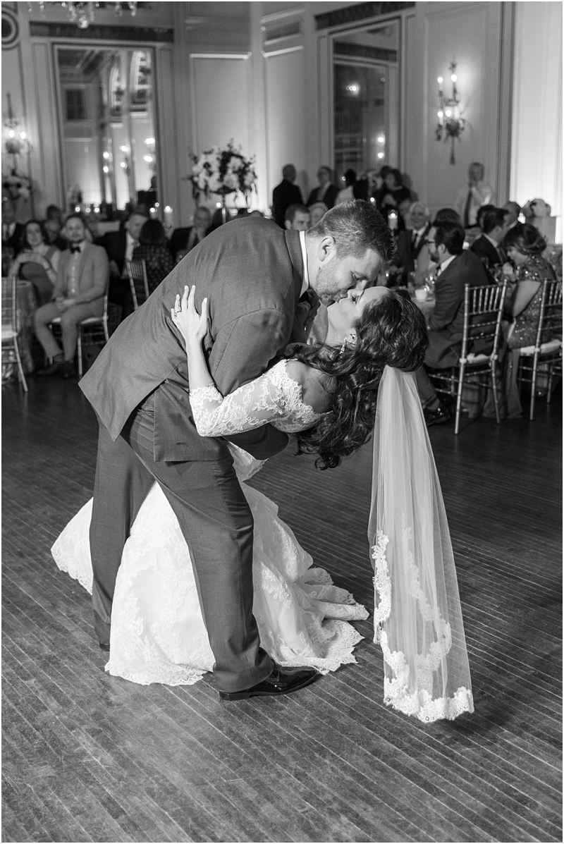 elegant-classic-wedding-photos-in-detroit-mi-at-the-colony-club-detroit-institute-of-arts-the-most-blessed-sacrament-by-courtney-carolyn-photography_0136.jpg