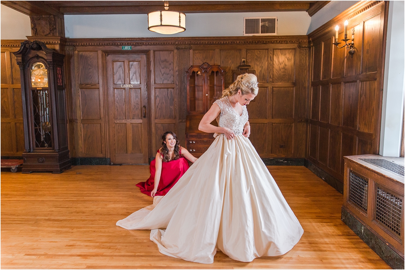 elegant-classic-fairytale-wedding-photos-in-detroit-mi-at-the-masonic-temple-by-courtney-carolyn-photography_0027.jpg