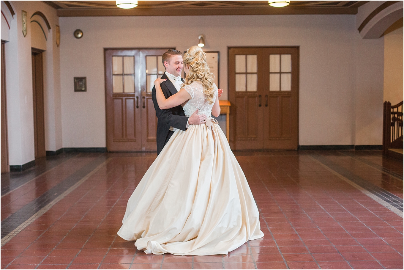 elegant-classic-fairytale-wedding-photos-in-detroit-mi-at-the-masonic-temple-by-courtney-carolyn-photography_0052.jpg