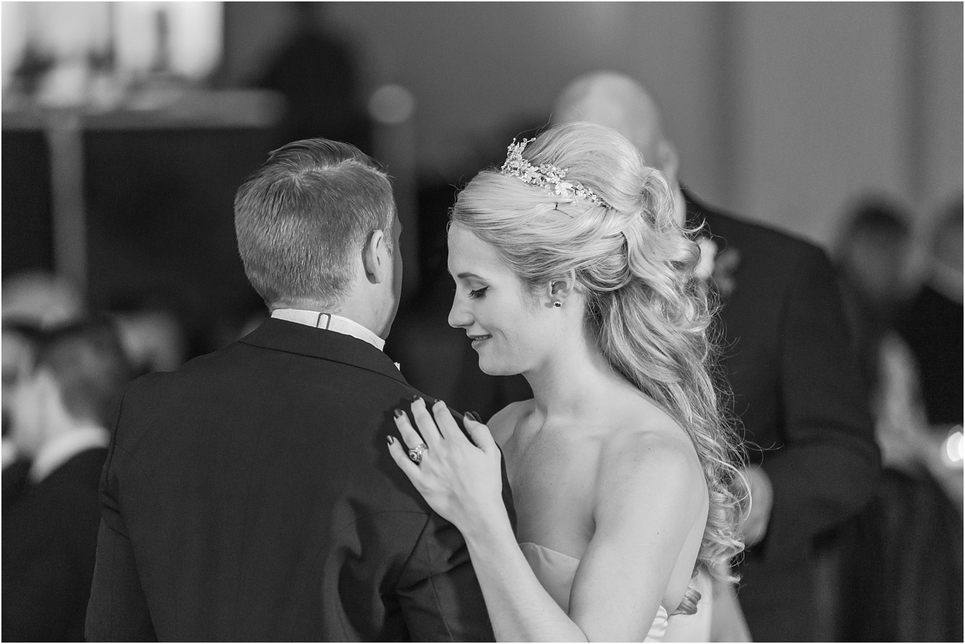 elegant-classic-fairytale-wedding-photos-in-detroit-mi-at-the-masonic-temple-by-courtney-carolyn-photography_0147.jpg