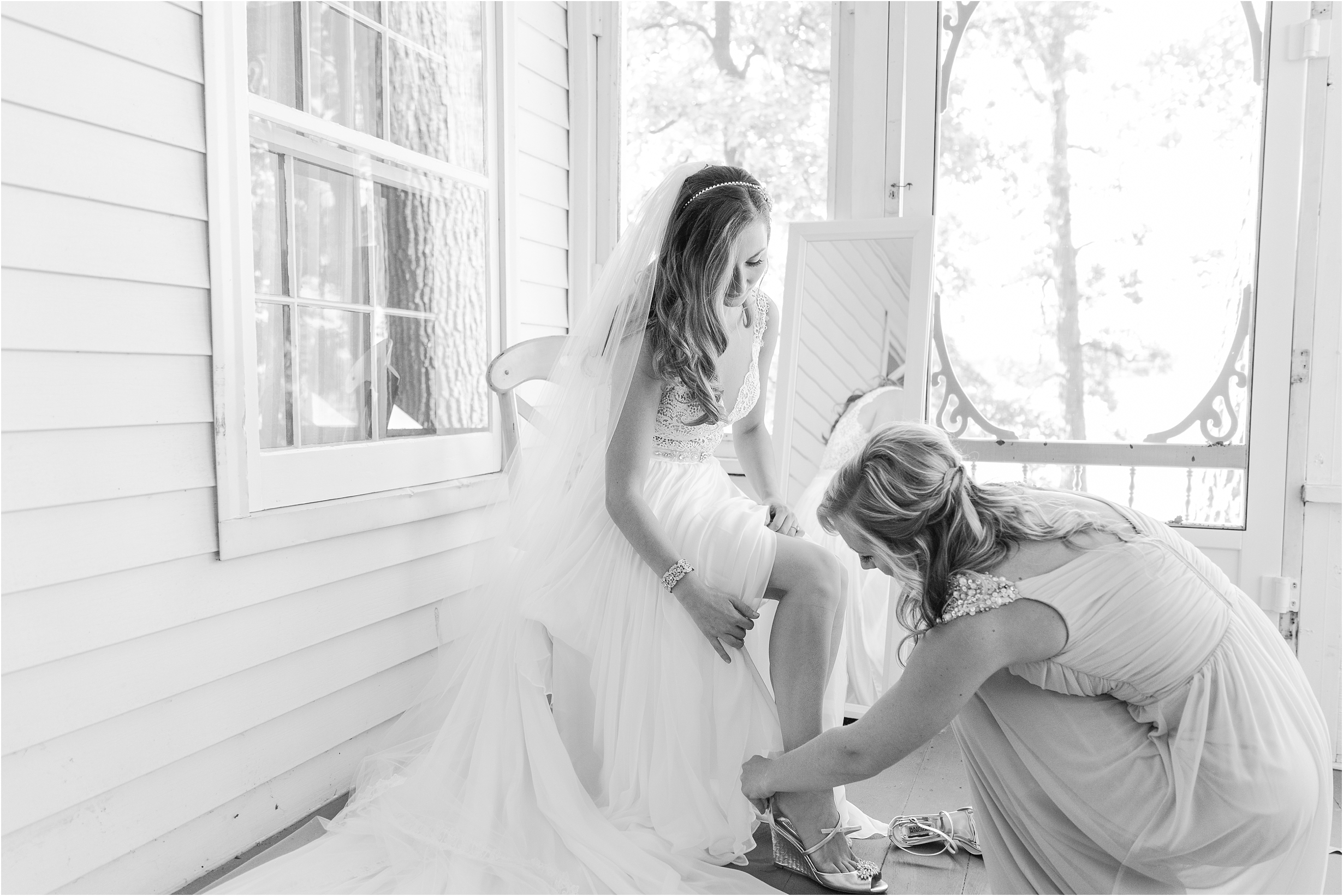 romantic-timeless-candid-wedding-photos-at-waldenwoods-resort-and-conference-center-by-courtney-carolyn-photography_0006.jpg