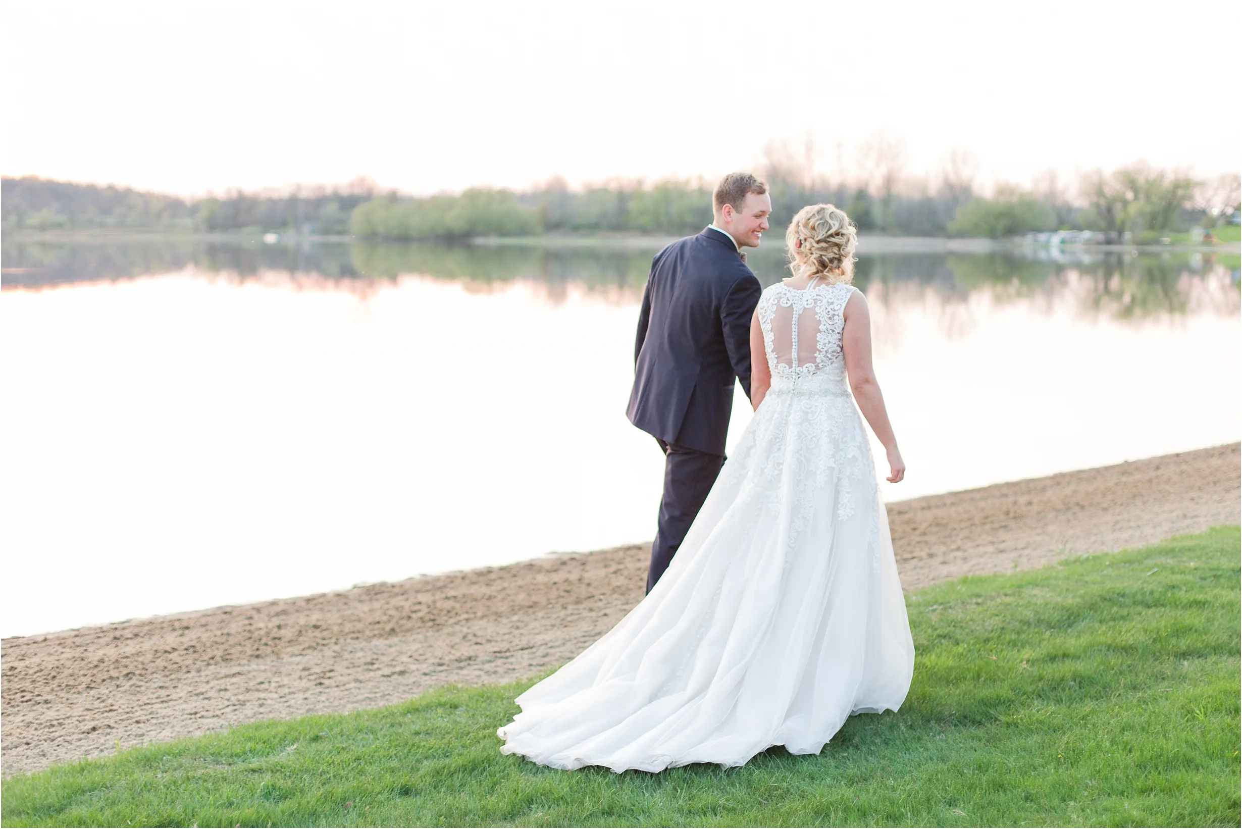 romantic-timeless-candid-wedding-photos-at-waldenwoods-resort-and-conference-center-by-courtney-carolyn-photography_0011.jpg