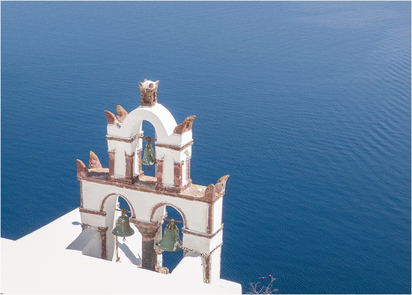 santorini-greece-wedding-photos-in-oia-destination-wedding-photographer-by-courtney-carolyn-photography_0013.jpg