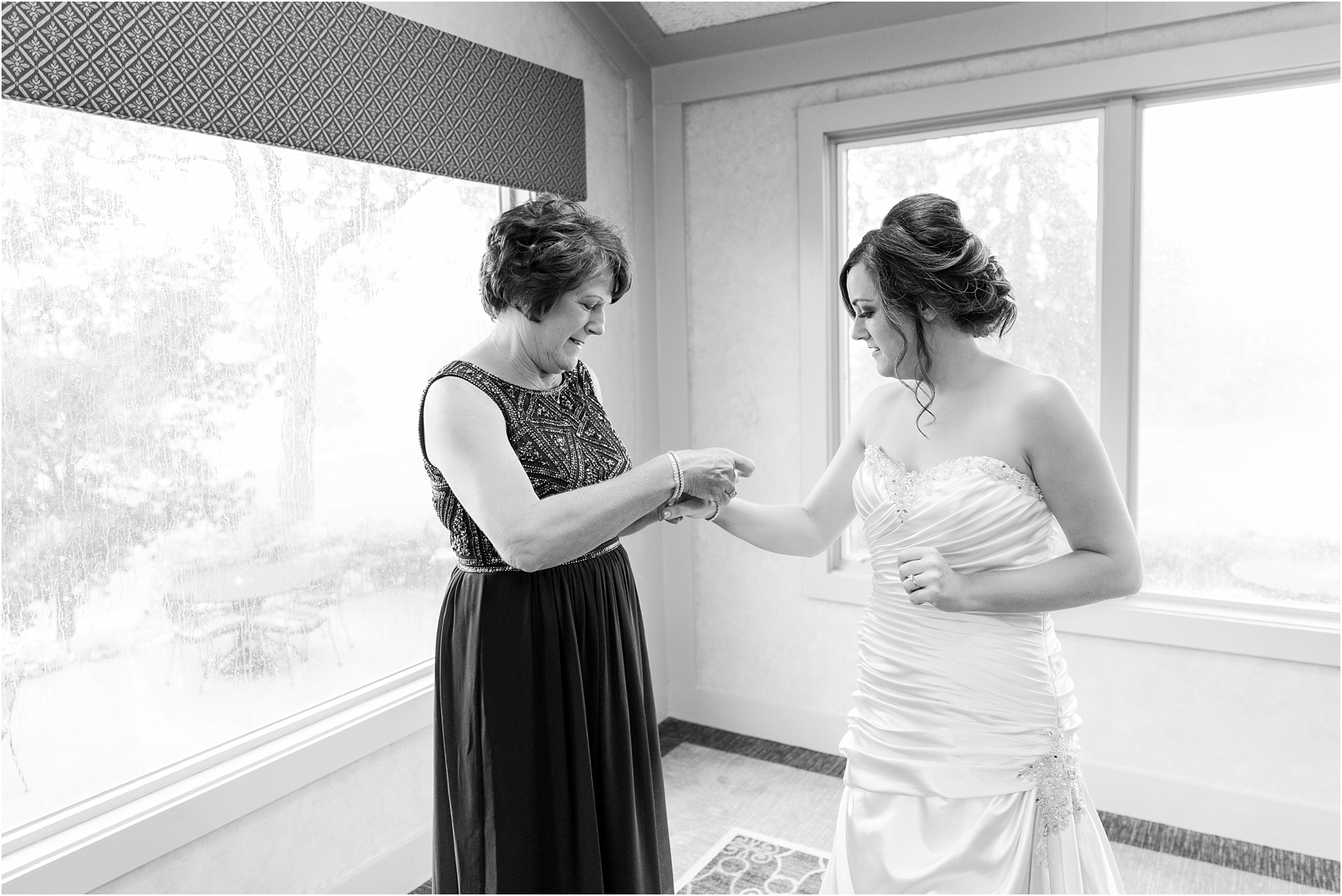 classic-wedding-photos-at-great-oaks-country-club-in-rochester-hills-mi-by-courtney-carolyn-photography_0011.jpg