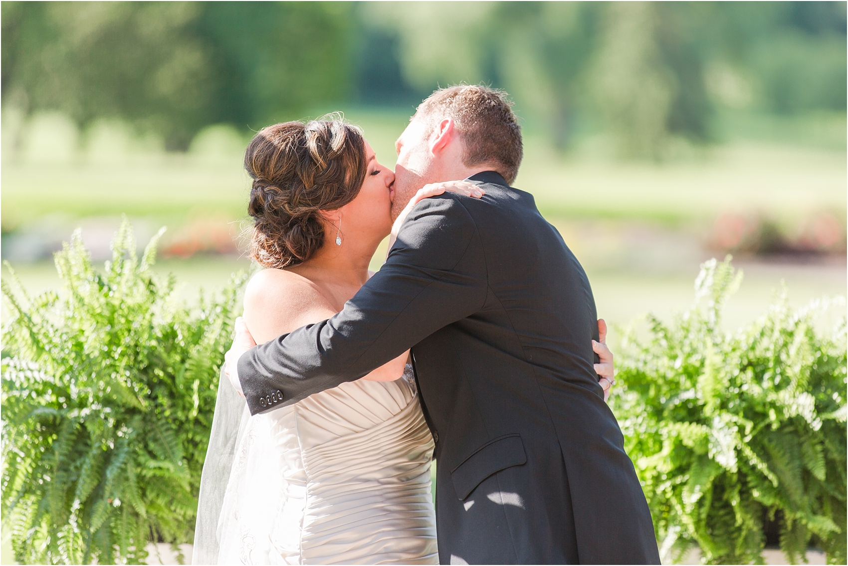 classic-wedding-photos-at-great-oaks-country-club-in-rochester-hills-mi-by-courtney-carolyn-photography_0086.jpg