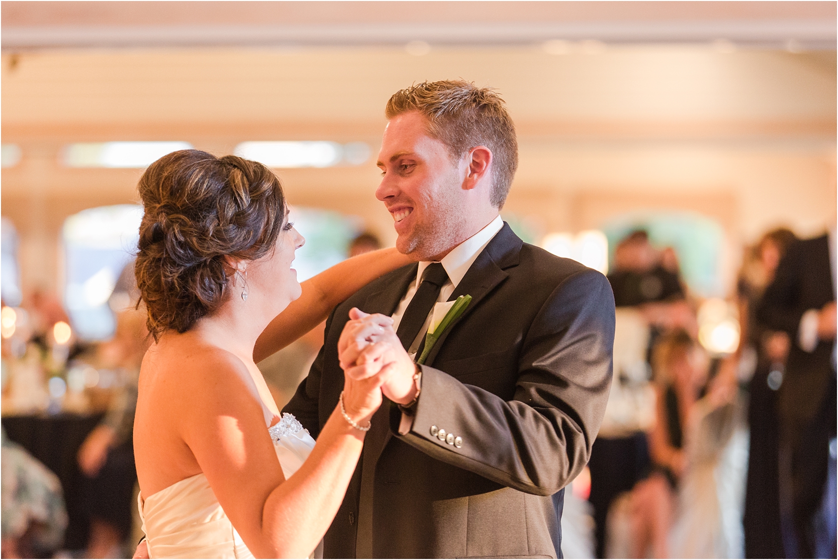classic-wedding-photos-at-great-oaks-country-club-in-rochester-hills-mi-by-courtney-carolyn-photography_0105.jpg