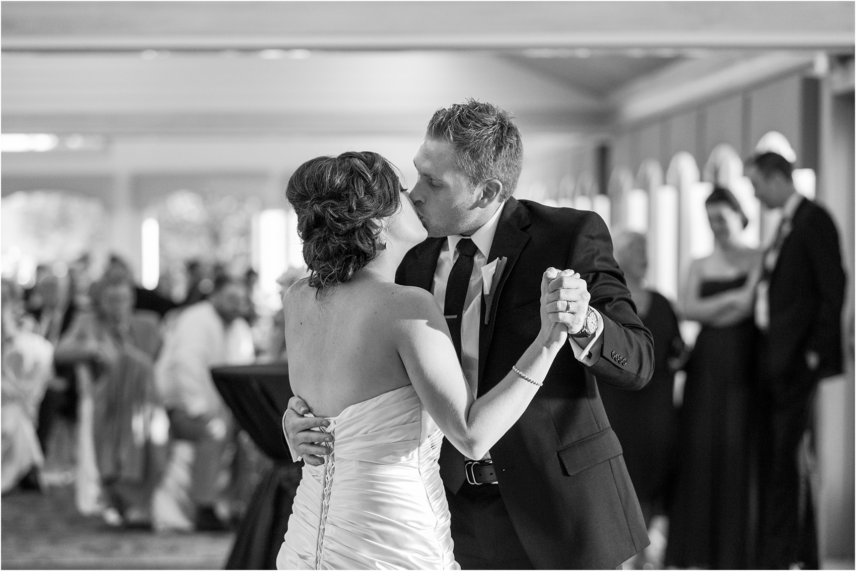 classic-wedding-photos-at-great-oaks-country-club-in-rochester-hills-mi-by-courtney-carolyn-photography_0107.jpg