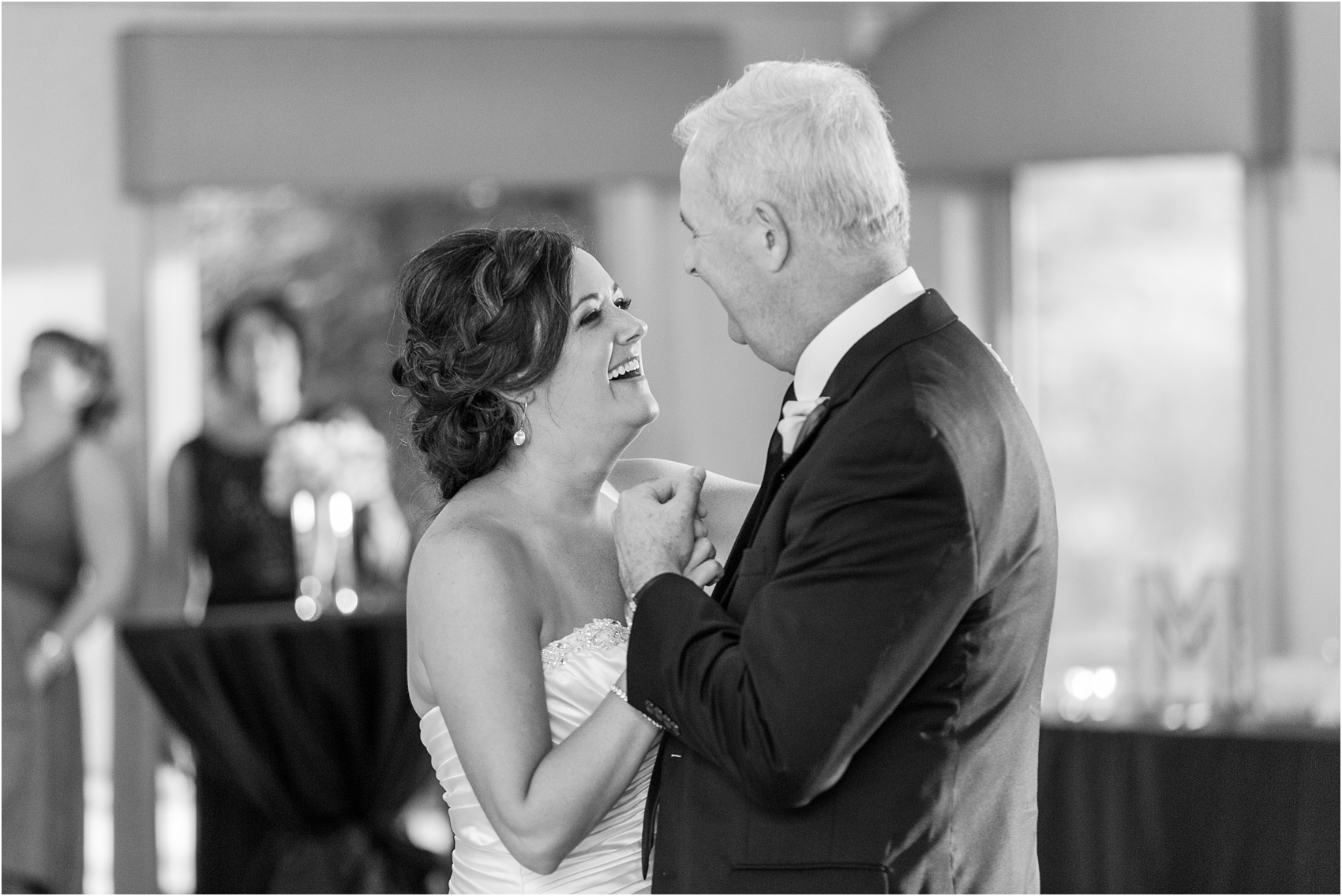 classic-wedding-photos-at-great-oaks-country-club-in-rochester-hills-mi-by-courtney-carolyn-photography_0109.jpg