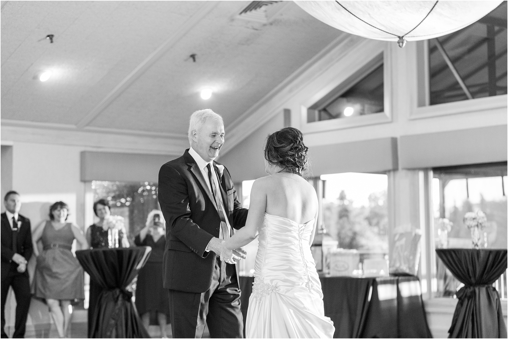 classic-wedding-photos-at-great-oaks-country-club-in-rochester-hills-mi-by-courtney-carolyn-photography_0113.jpg