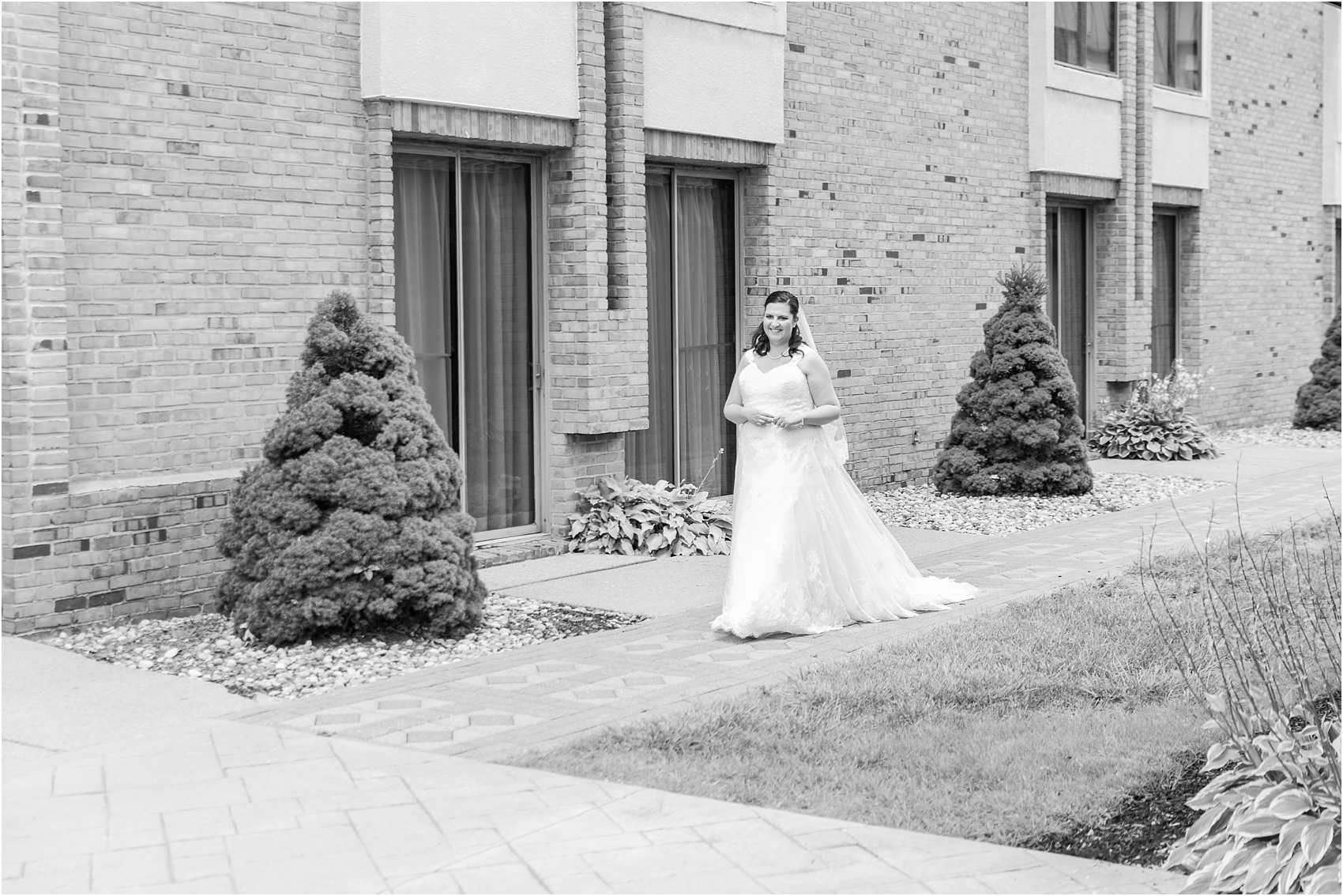 modern-and-elegant-wedding-photos-at-kensington-court-in-ann-arbor-mi-by-courtney-carolyn-photography_0030.jpg