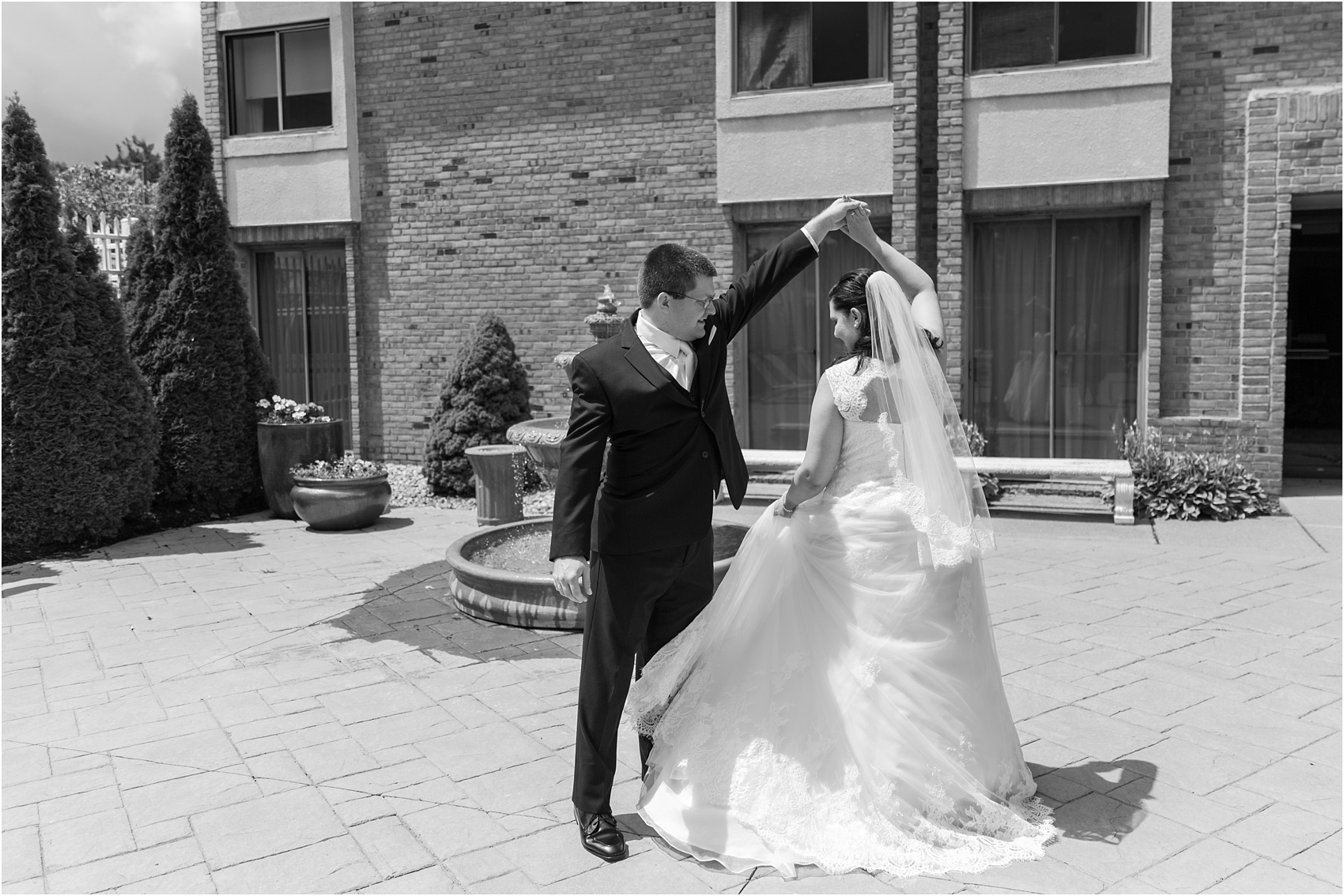 modern-and-elegant-wedding-photos-at-kensington-court-in-ann-arbor-mi-by-courtney-carolyn-photography_0036.jpg