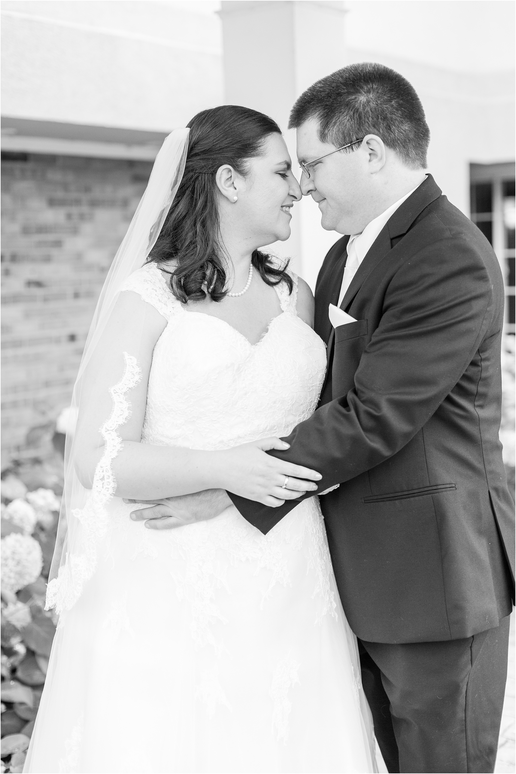 modern-and-elegant-wedding-photos-at-kensington-court-in-ann-arbor-mi-by-courtney-carolyn-photography_0075.jpg
