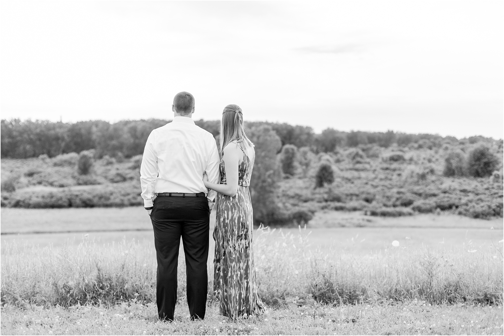 light-hearted-sunset-engagement-photos-at-the-beach-in-oregon-oh-by-courtney-carolyn-photography_0008.jpg