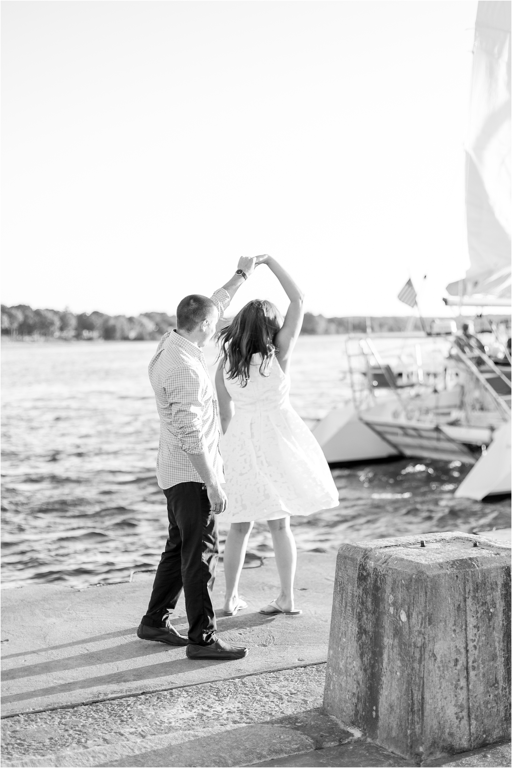 romantic-sunset-engagement-photos-at-the-lighthouse-in-charlevoix-mi-by-courtney-carolyn-photography_0008.jpg