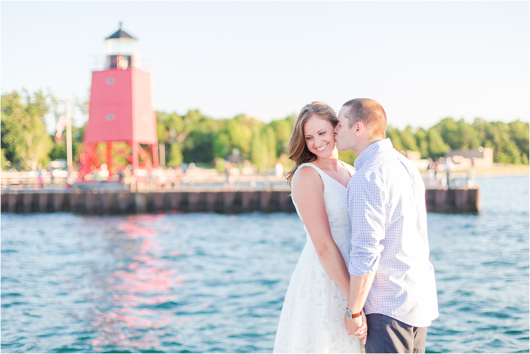 romantic-sunset-engagement-photos-at-the-lighthouse-in-charlevoix-mi-by-courtney-carolyn-photography_0016.jpg