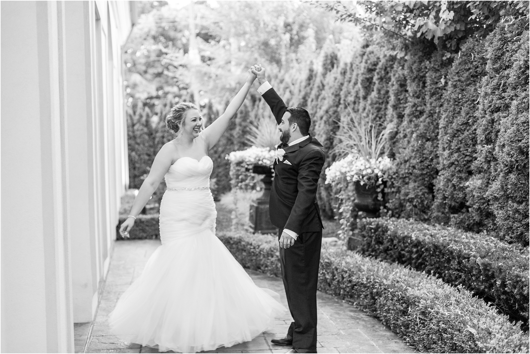 joyful-and-candid-navy-blush-wedding-photos-at-crystal-gardens-in-howell-mi-by-courtney-carolyn-photography_0110.jpg