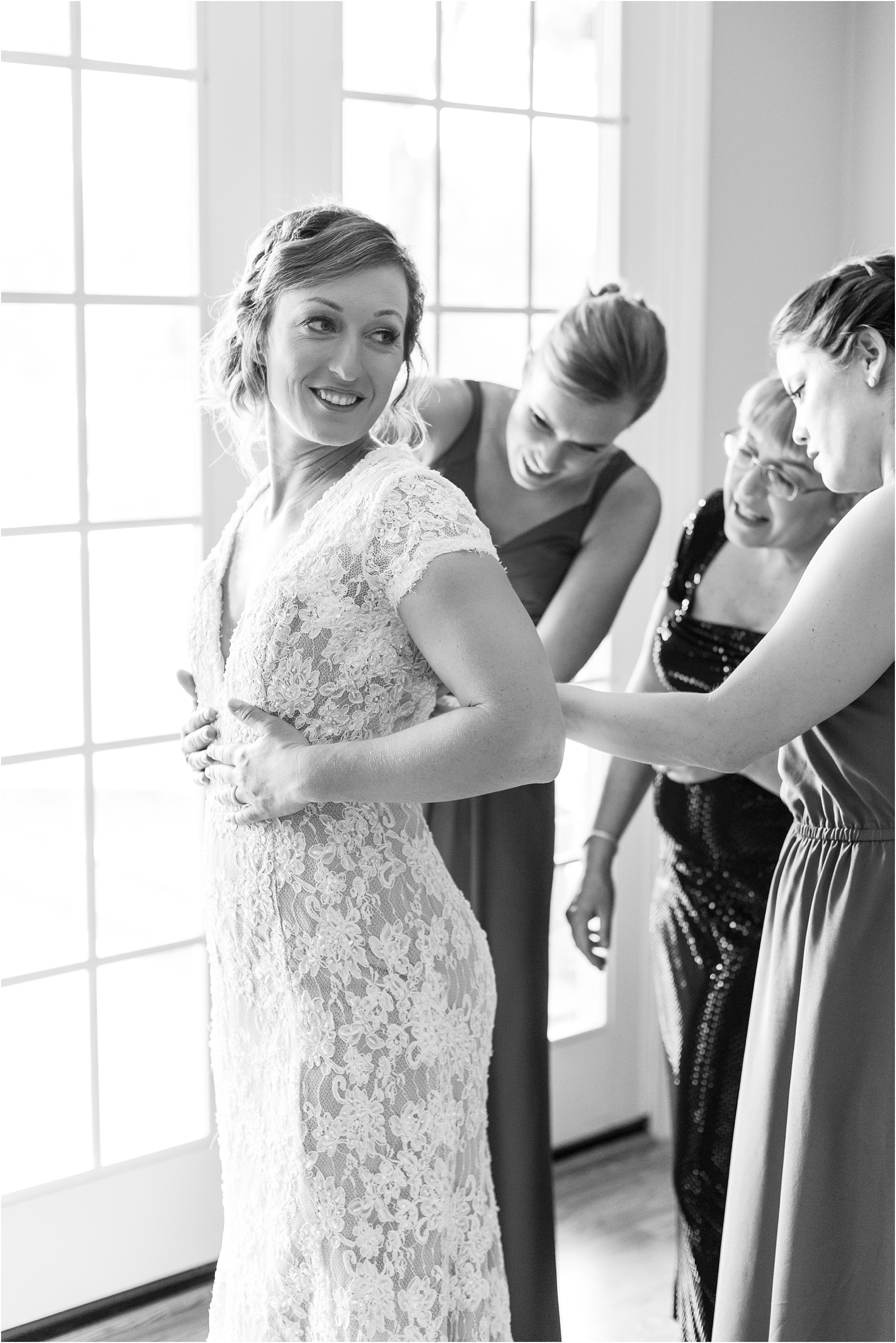 romantic-intimate-backyard-wedding-photos-at-private-estate-in-ann-arbor-mi-by-courtney-carolyn-photography_0012.jpg