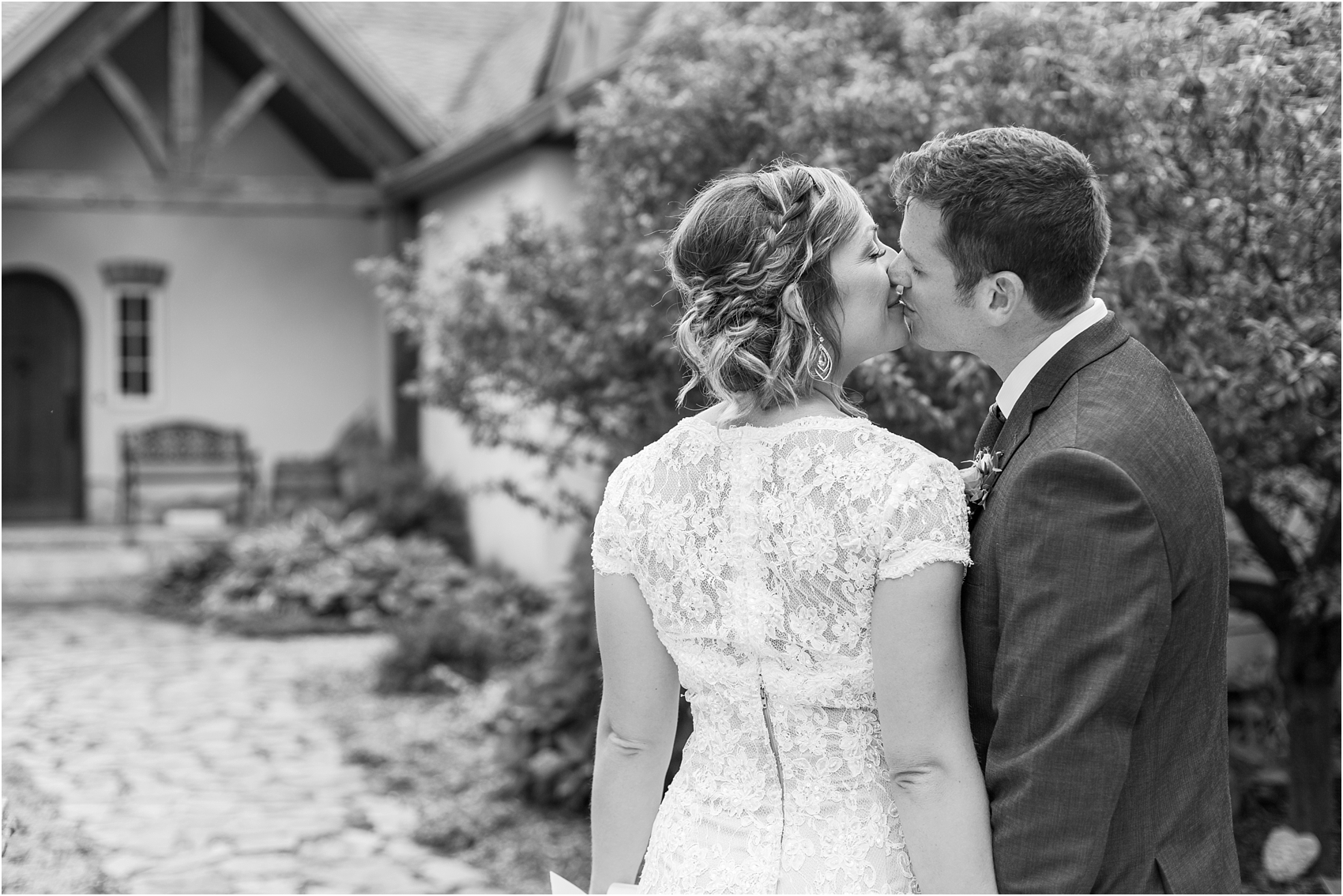 romantic-intimate-backyard-wedding-photos-at-private-estate-in-ann-arbor-mi-by-courtney-carolyn-photography_0058.jpg