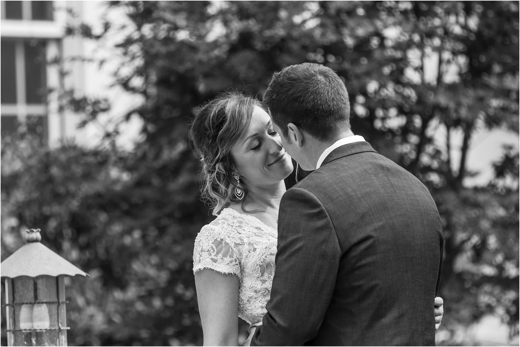 romantic-intimate-backyard-wedding-photos-at-private-estate-in-ann-arbor-mi-by-courtney-carolyn-photography_0066.jpg