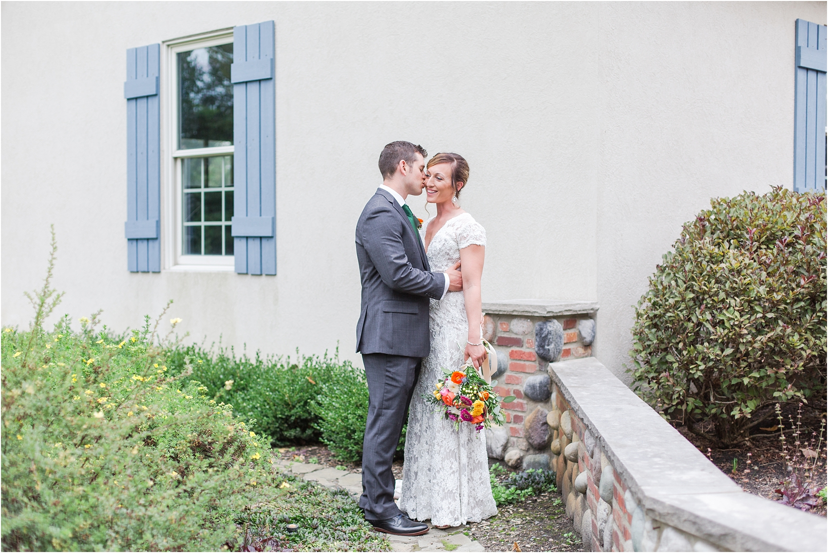romantic-intimate-backyard-wedding-photos-at-private-estate-in-ann-arbor-mi-by-courtney-carolyn-photography_0073.jpg