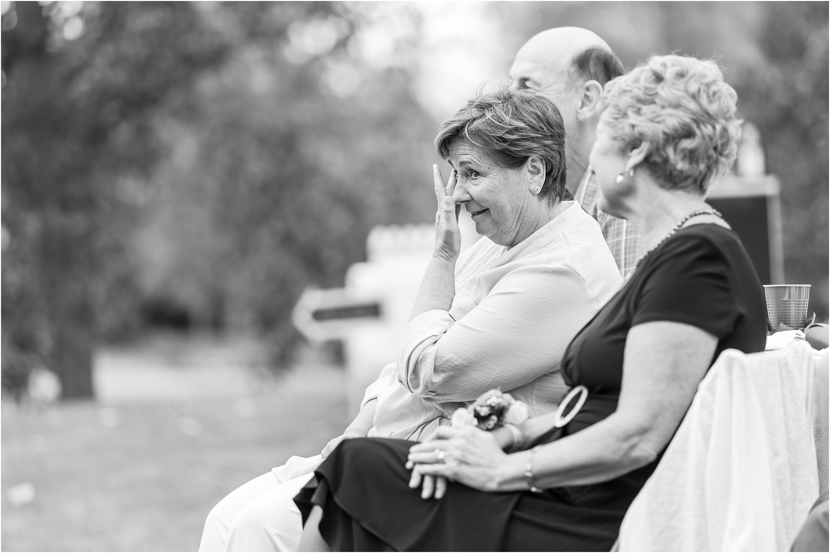 romantic-intimate-backyard-wedding-photos-at-private-estate-in-ann-arbor-mi-by-courtney-carolyn-photography_0106.jpg