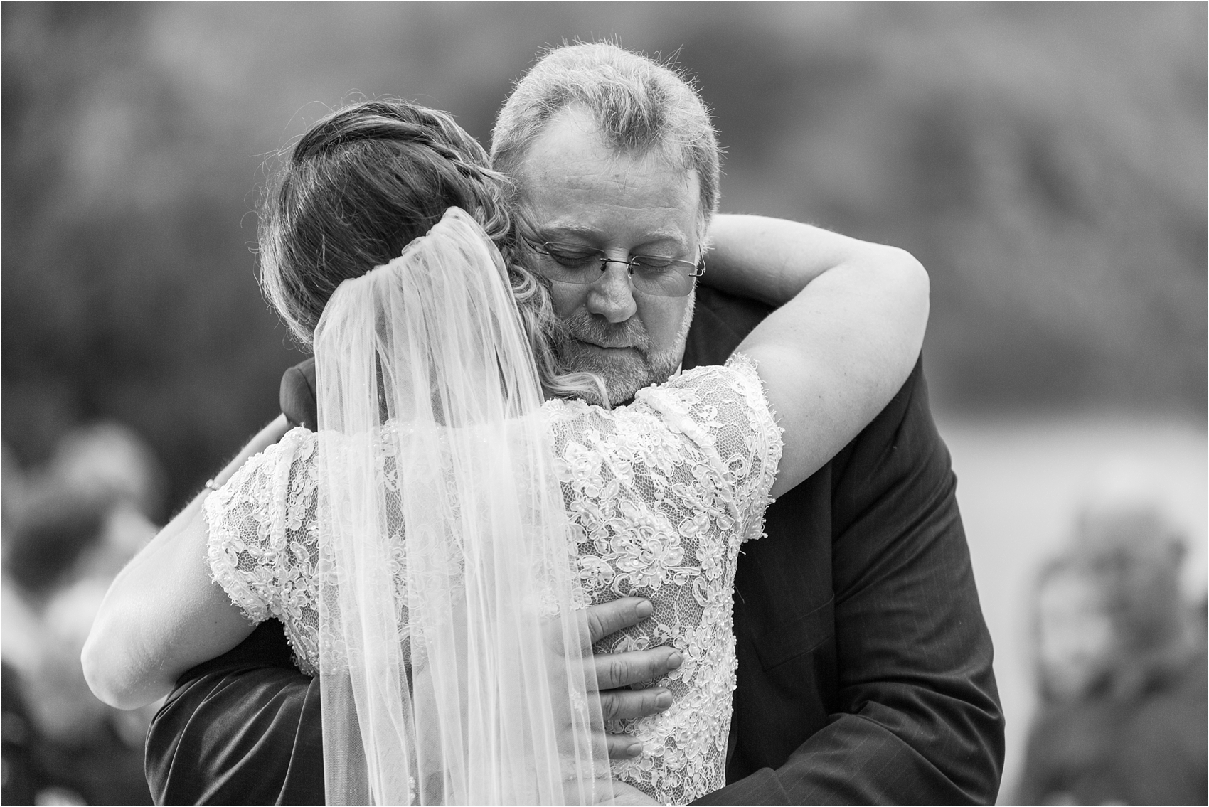 romantic-intimate-backyard-wedding-photos-at-private-estate-in-ann-arbor-mi-by-courtney-carolyn-photography_0147.jpg