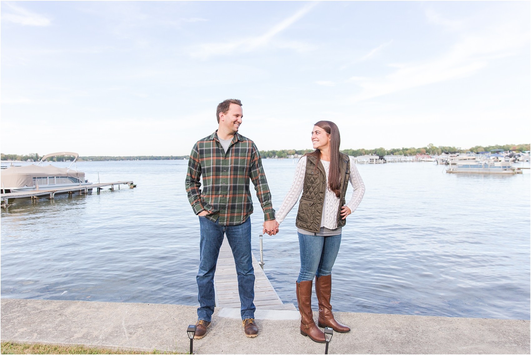 relaxed-autumn-engagement-photos-at-hudson-mills-metropark-in-dexter-mi-by-courtney-carolyn-photography_0003.jpg