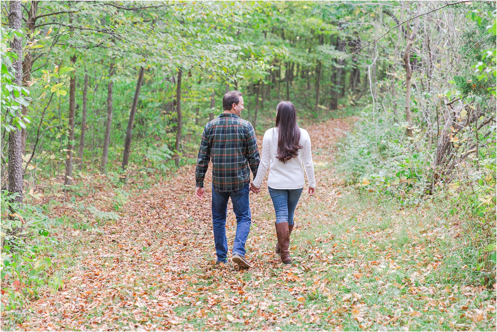 relaxed-autumn-engagement-photos-at-hudson-mills-metropark-in-dexter-mi-by-courtney-carolyn-photography_0005.jpg