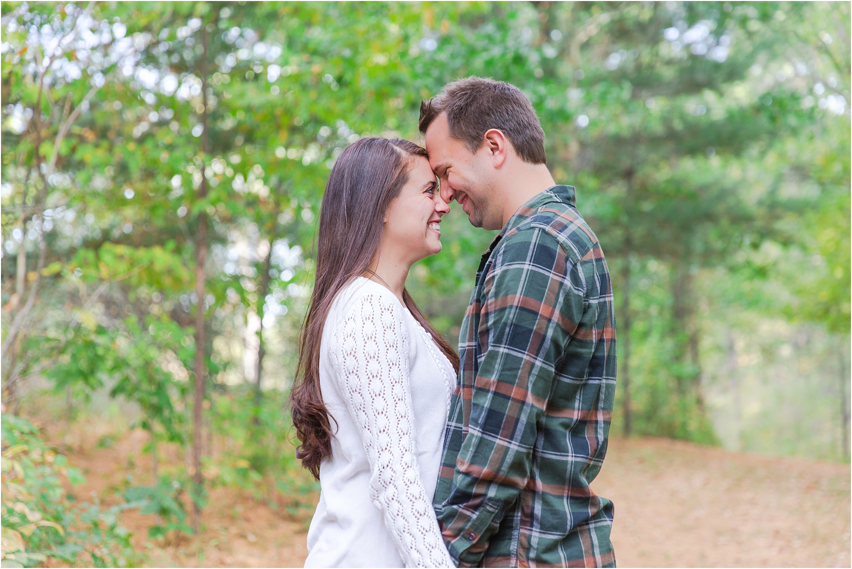 relaxed-autumn-engagement-photos-at-hudson-mills-metropark-in-dexter-mi-by-courtney-carolyn-photography_0009.jpg