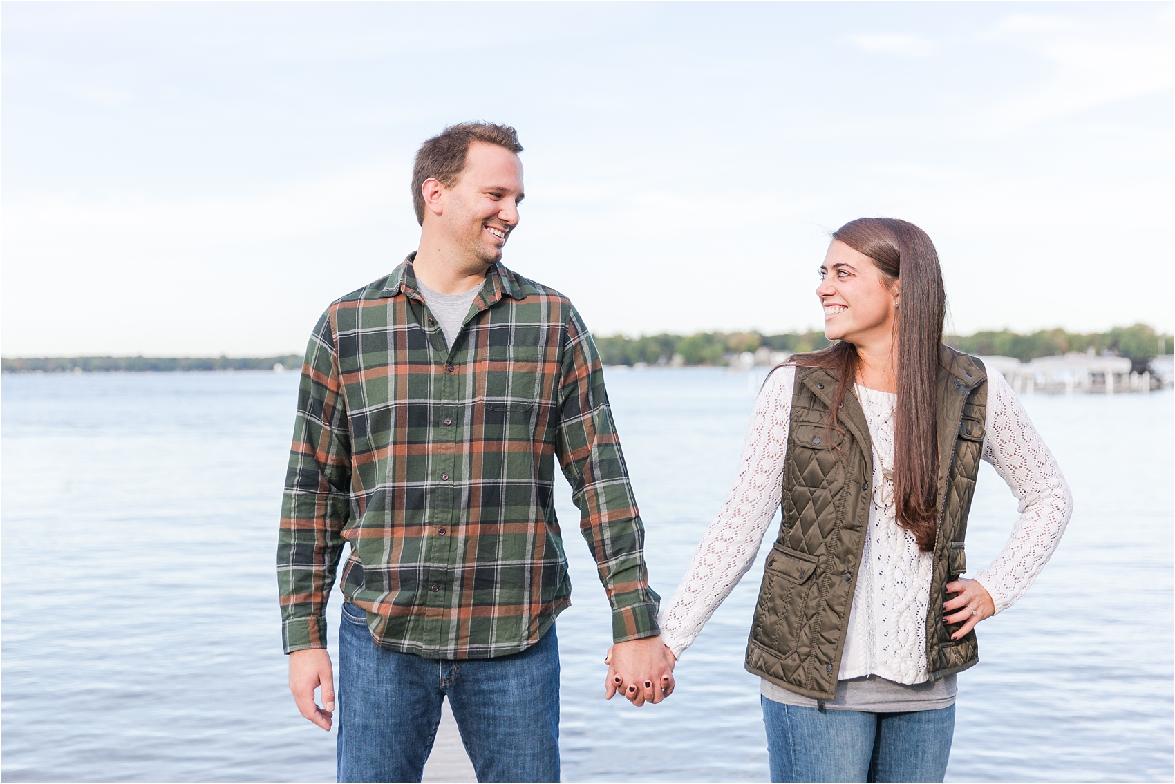 relaxed-autumn-engagement-photos-at-hudson-mills-metropark-in-dexter-mi-by-courtney-carolyn-photography_0011.jpg