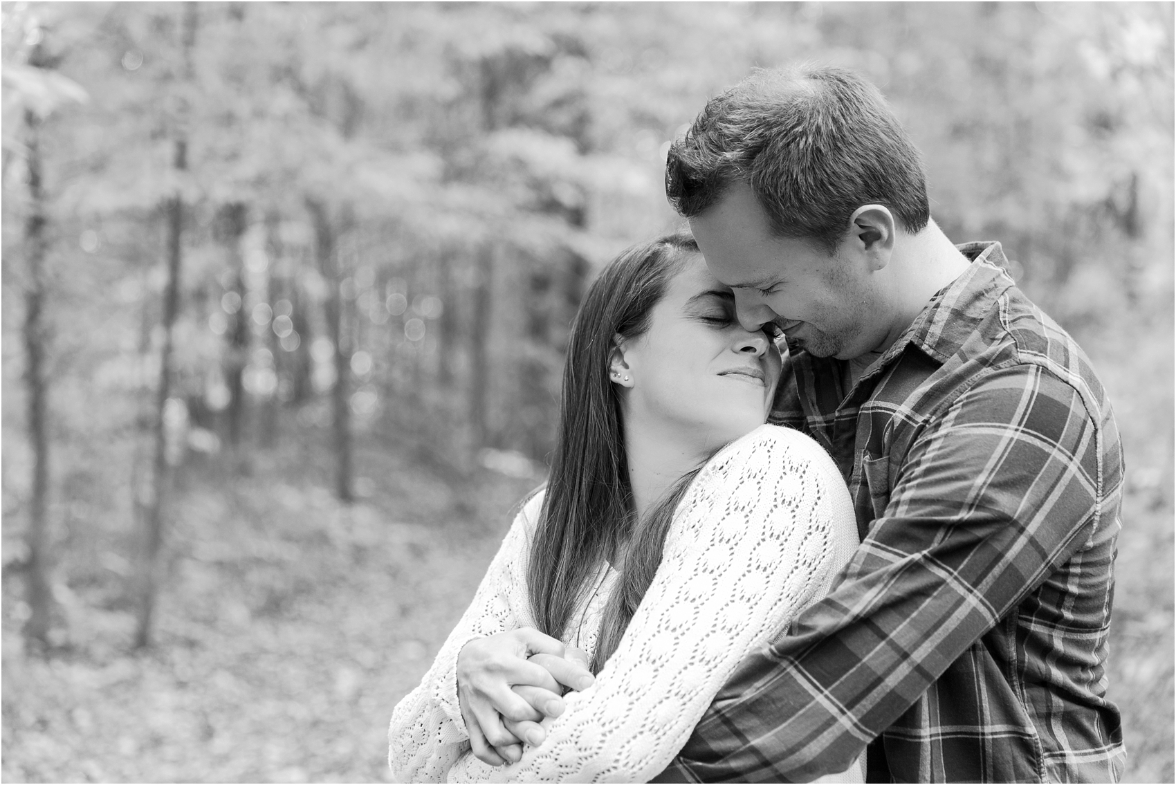 relaxed-autumn-engagement-photos-at-hudson-mills-metropark-in-dexter-mi-by-courtney-carolyn-photography_0012.jpg