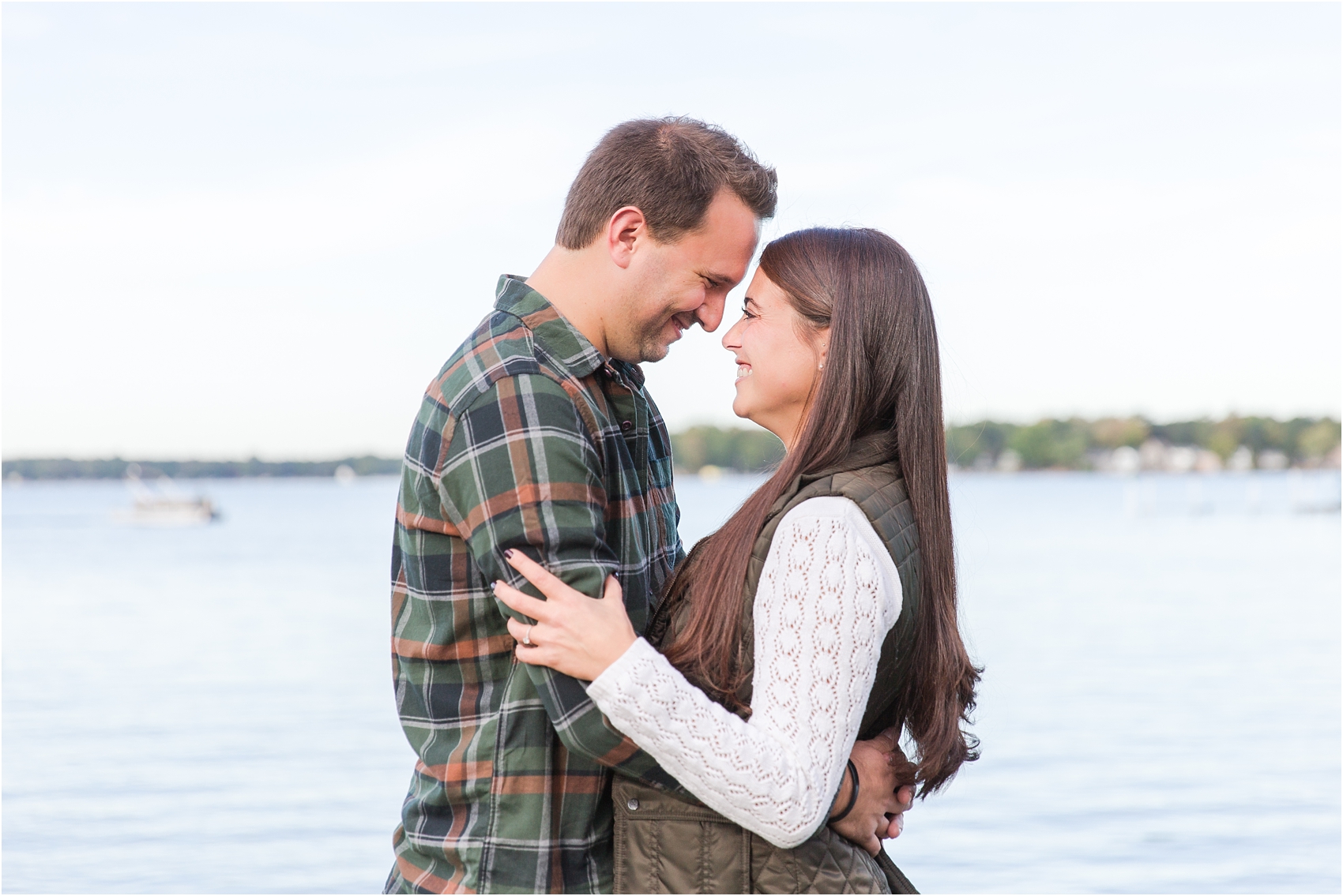 relaxed-autumn-engagement-photos-at-hudson-mills-metropark-in-dexter-mi-by-courtney-carolyn-photography_0014.jpg