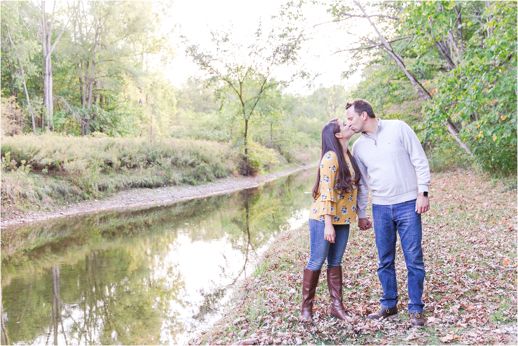relaxed-autumn-engagement-photos-at-hudson-mills-metropark-in-dexter-mi-by-courtney-carolyn-photography_0034.jpg