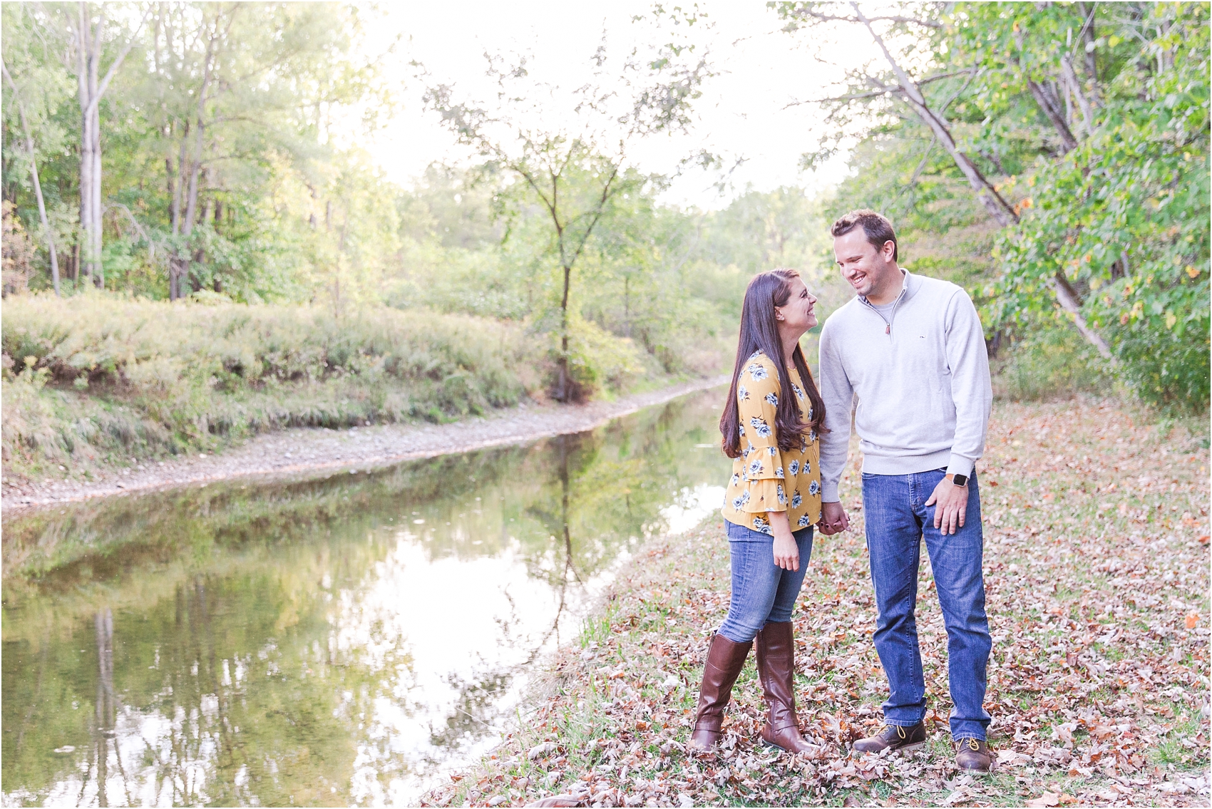 relaxed-autumn-engagement-photos-at-hudson-mills-metropark-in-dexter-mi-by-courtney-carolyn-photography_0040.jpg