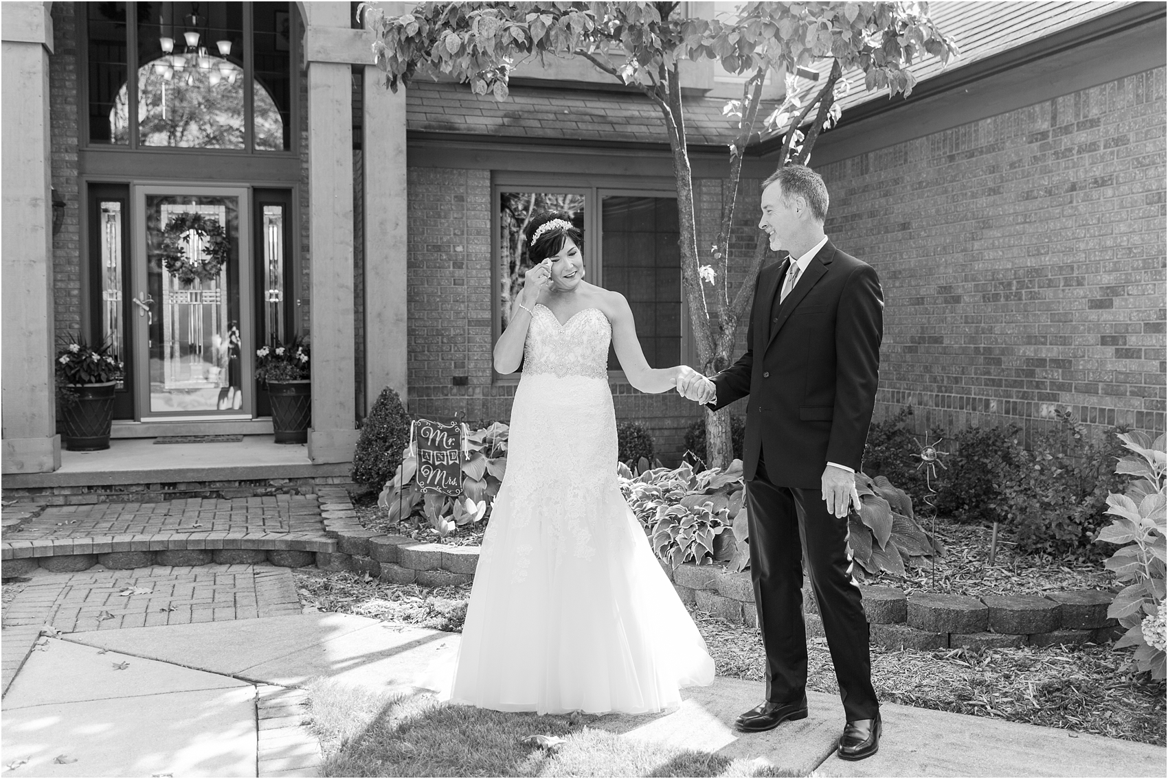 classic-natuical-inspired-wedding-photos-on-infinity-ovation-yacht-in-st-clair-shores-mi-by-courtney-carolyn-photography_0025.jpg