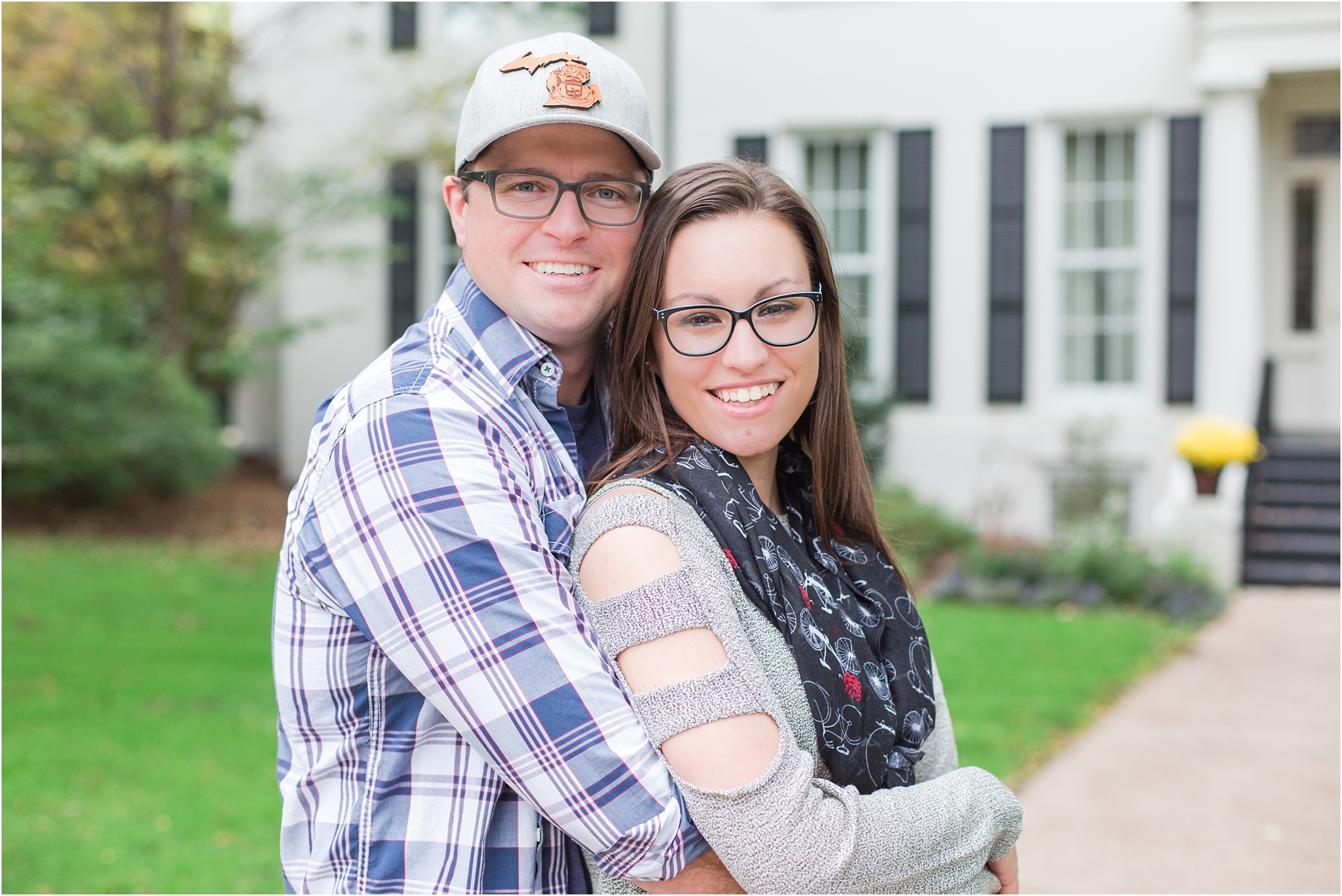 classic-fall-engagement-photos-at-the-university-of-michigan-in-ann-arbor-mi-by-courtney-carolyn-photography_0002.jpg