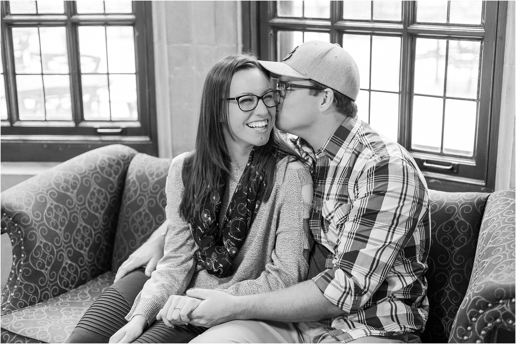 classic-fall-engagement-photos-at-the-university-of-michigan-in-ann-arbor-mi-by-courtney-carolyn-photography_0004.jpg