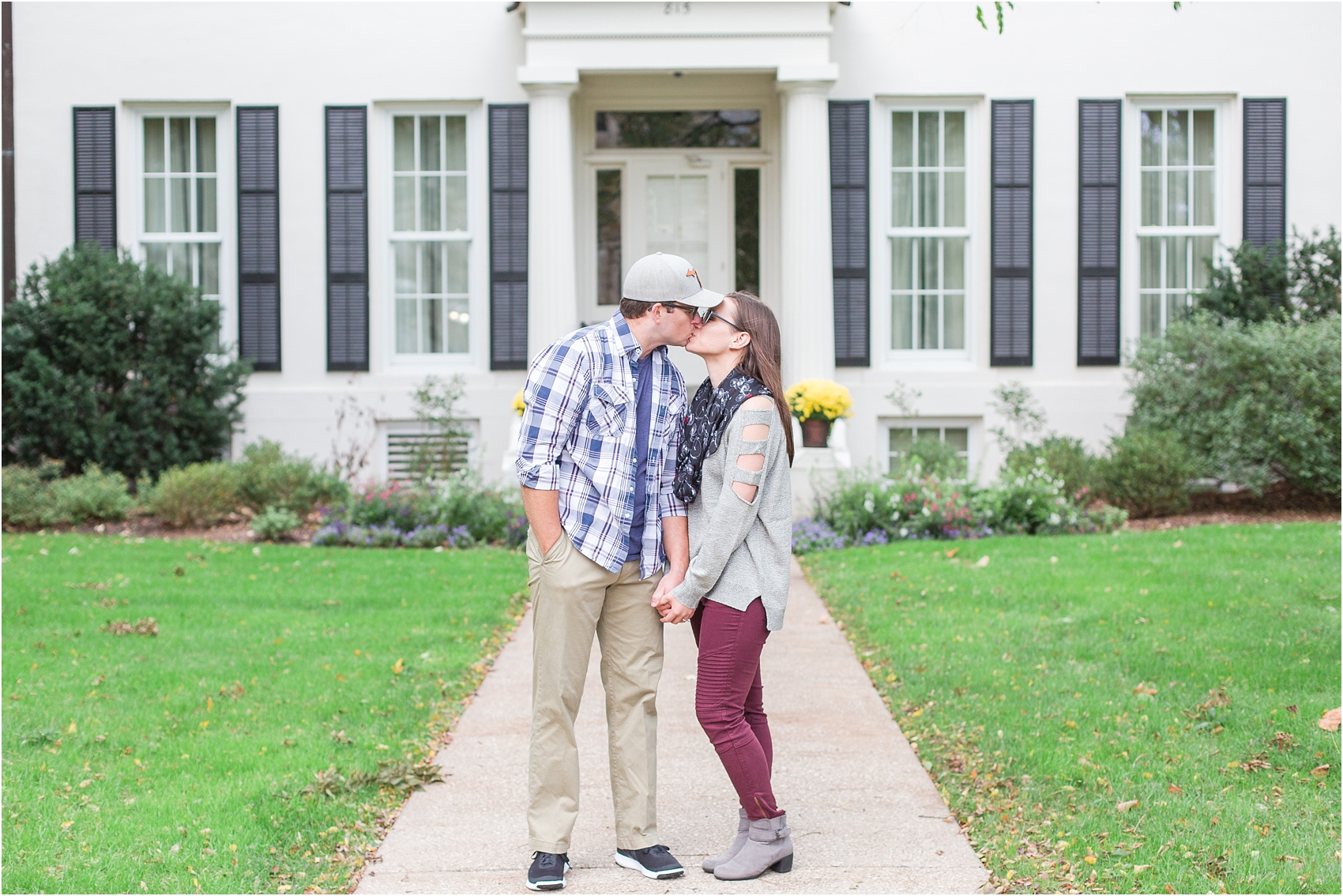 classic-fall-engagement-photos-at-the-university-of-michigan-in-ann-arbor-mi-by-courtney-carolyn-photography_0009.jpg