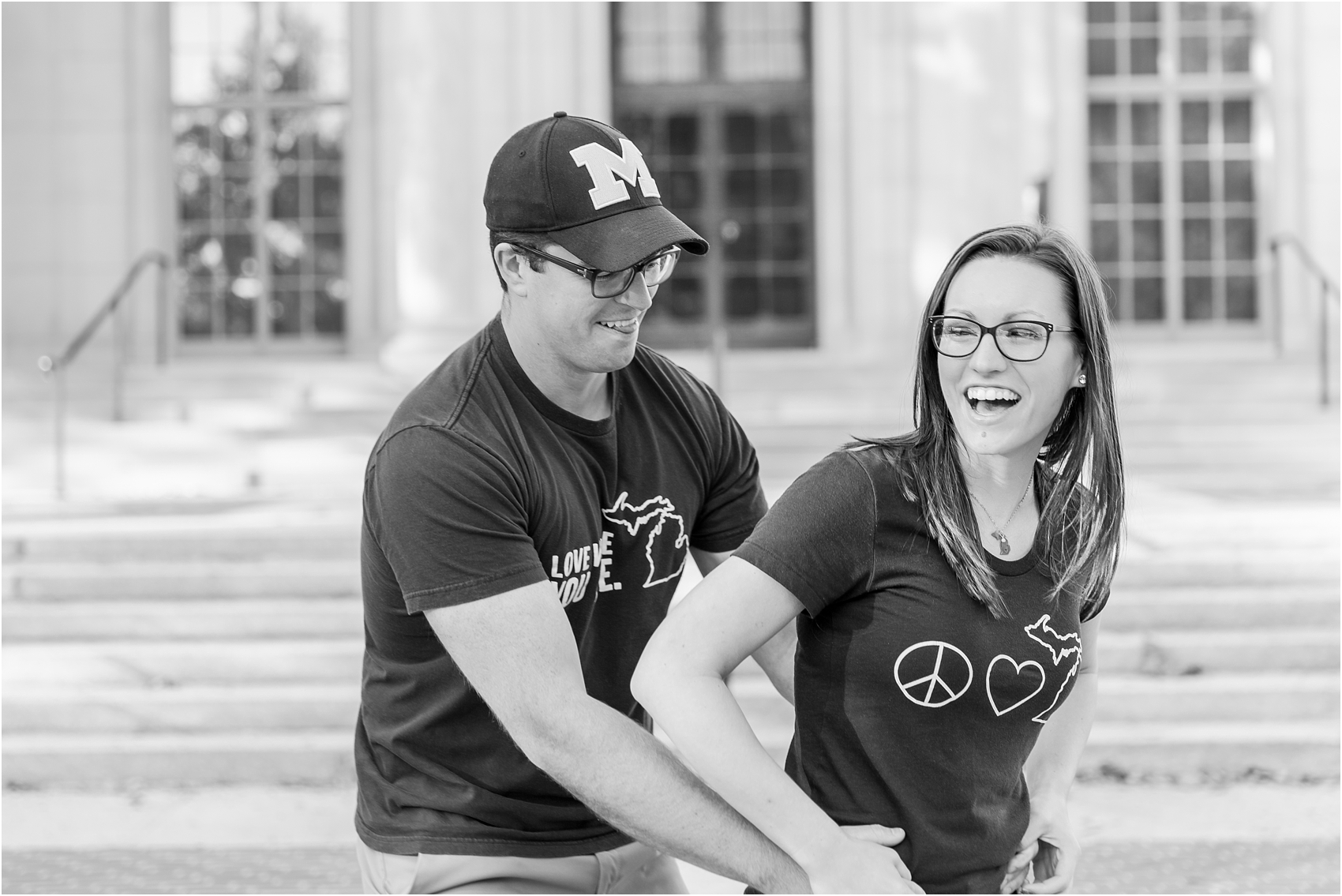 classic-fall-engagement-photos-at-the-university-of-michigan-in-ann-arbor-mi-by-courtney-carolyn-photography_0011.jpg