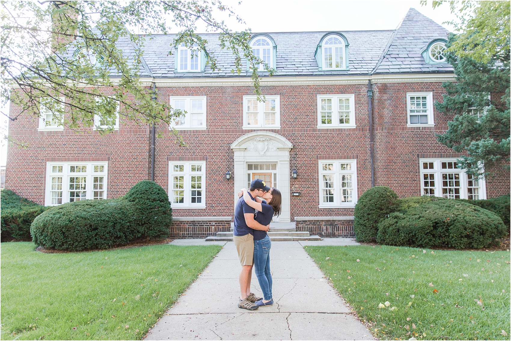 classic-fall-engagement-photos-at-the-university-of-michigan-in-ann-arbor-mi-by-courtney-carolyn-photography_0013.jpg