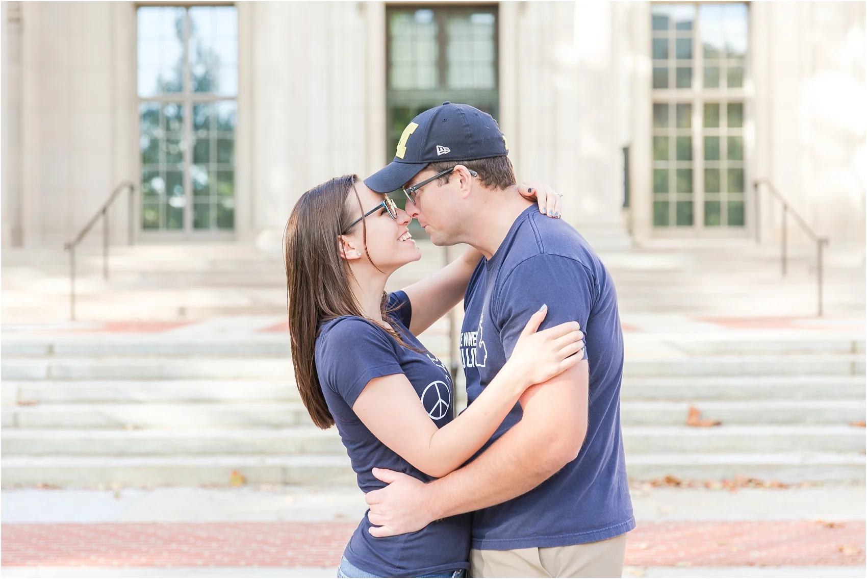 classic-fall-engagement-photos-at-the-university-of-michigan-in-ann-arbor-mi-by-courtney-carolyn-photography_0017.jpg